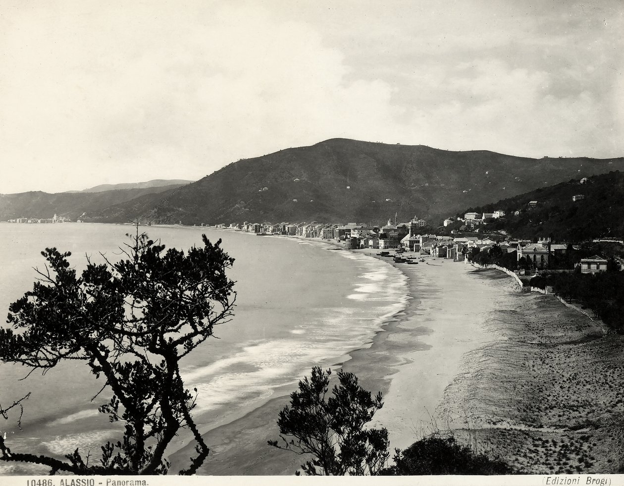 Odcinek plaży w Alassio, ok. 1890 (zdjęcie czarno-białe) autorstwa Carlo Brogi
