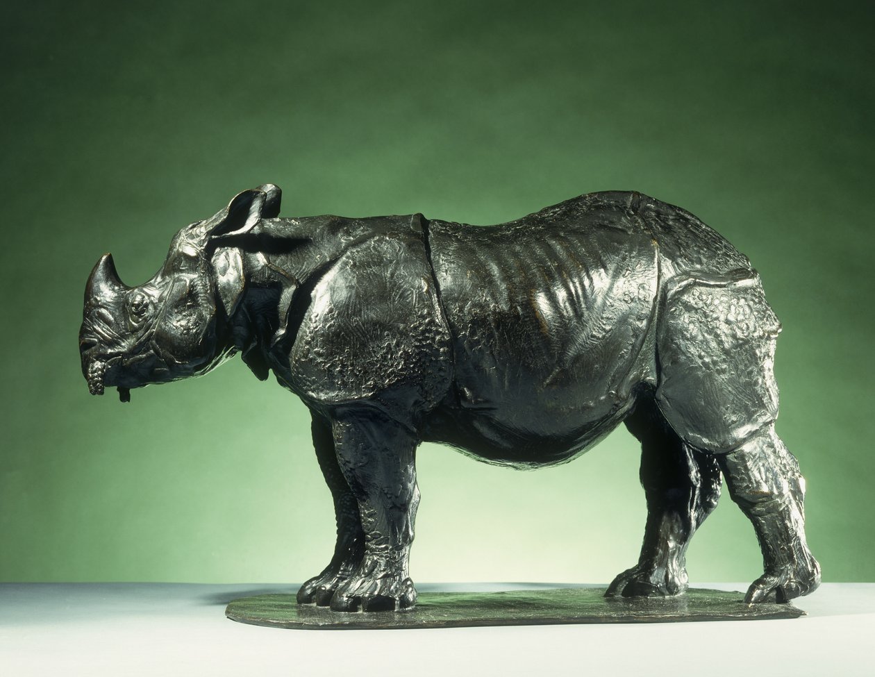 3-letni nosorożec; Rhinoceros de 3 Ans, ok. 1910 (brąz z czarną brązową patyną) autorstwa Carlo Bugatti