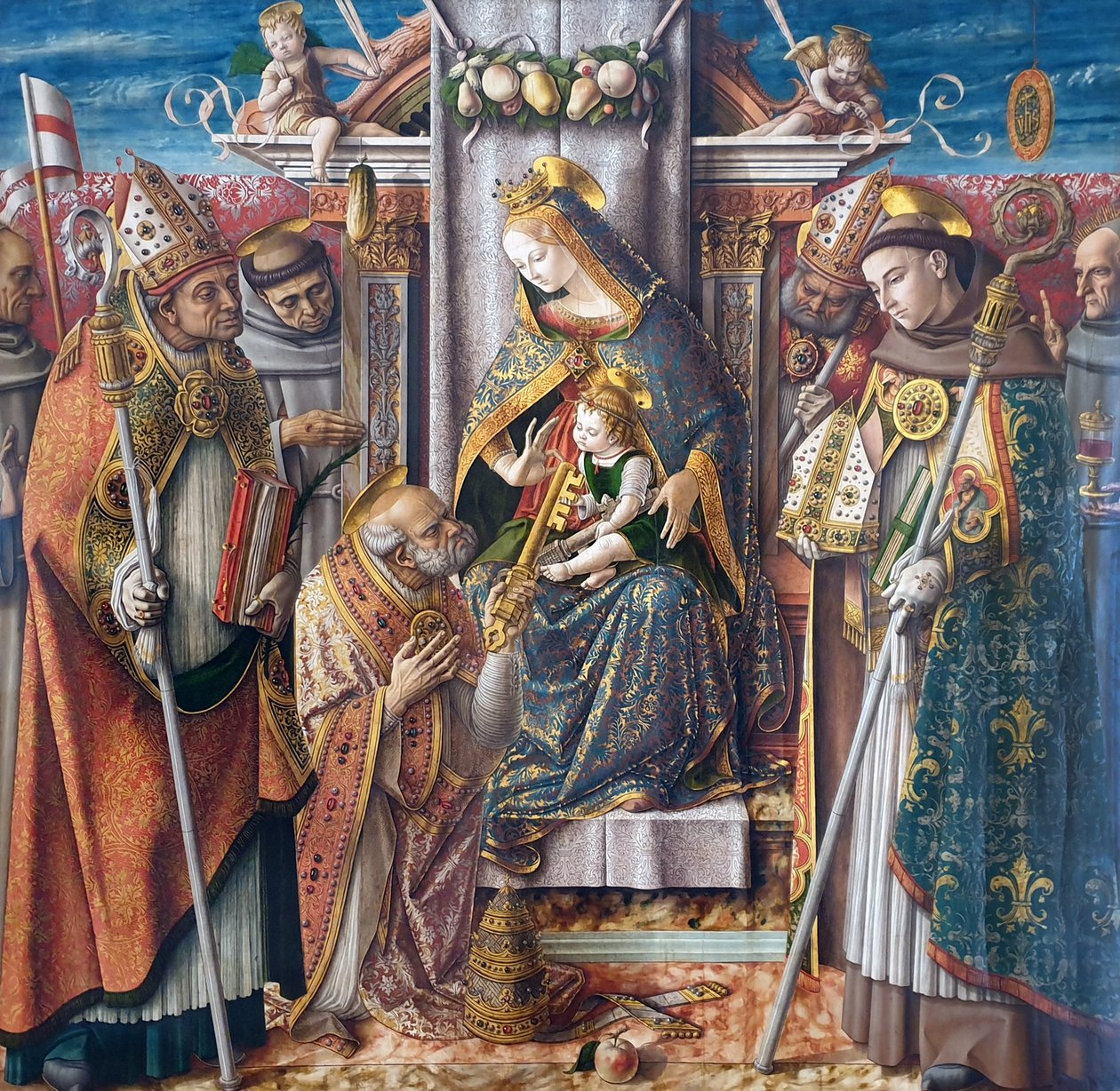 Jana Kapistrana, św. Emidiusza, św. Franciszka, św. Ludwika z Tuluzy, bł. Giacomo della Marca i biskupa: Madonna z Dzieciątkiem na tronie, przekazanie kluczy św. Piotrowi Apostołowi i św. autorstwa Carlo Crivelli