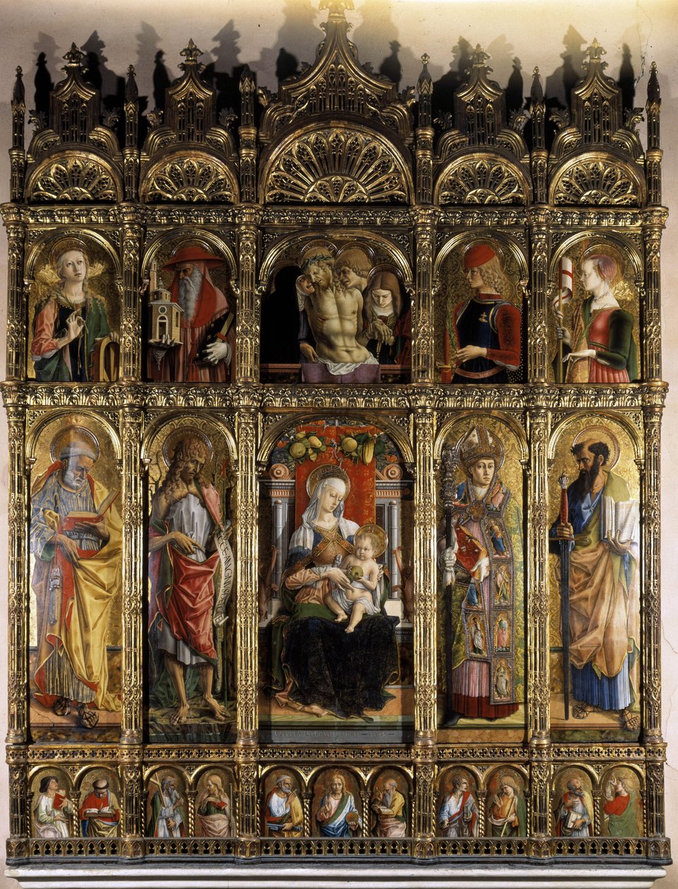 Poliptyk przedstawiający Pietę, a gorsza partia Madonna z Dzieciątkiem autorstwa Carlo Crivelli