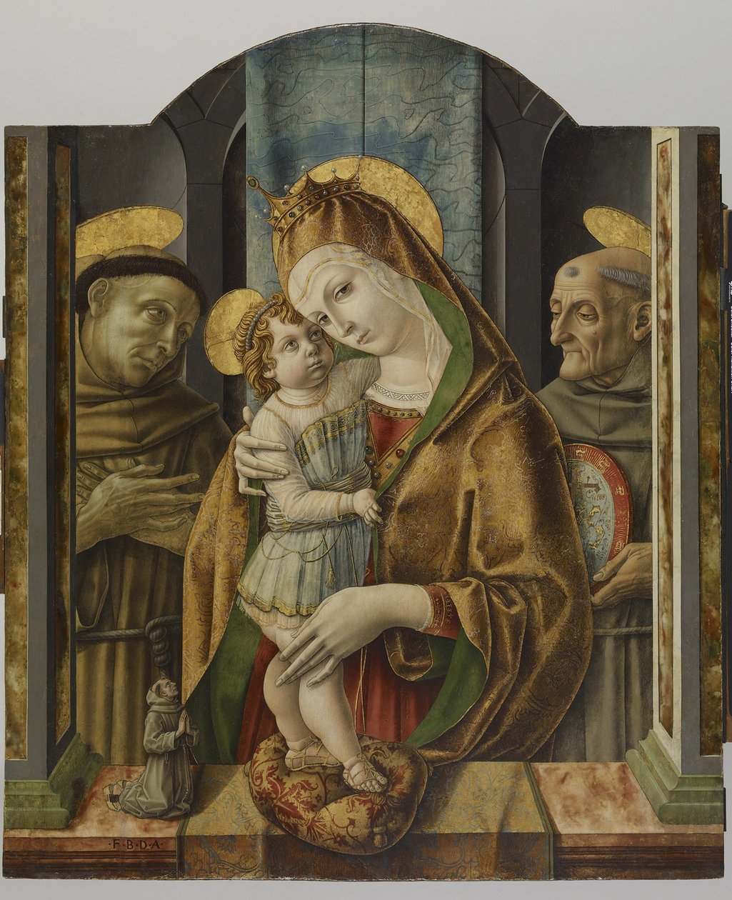 Dziewica z Dzieciątkiem ze Świętymi i Dawcą, ok. 1490 (tempera i złoty płatek na panelu) autorstwa Carlo Crivelli