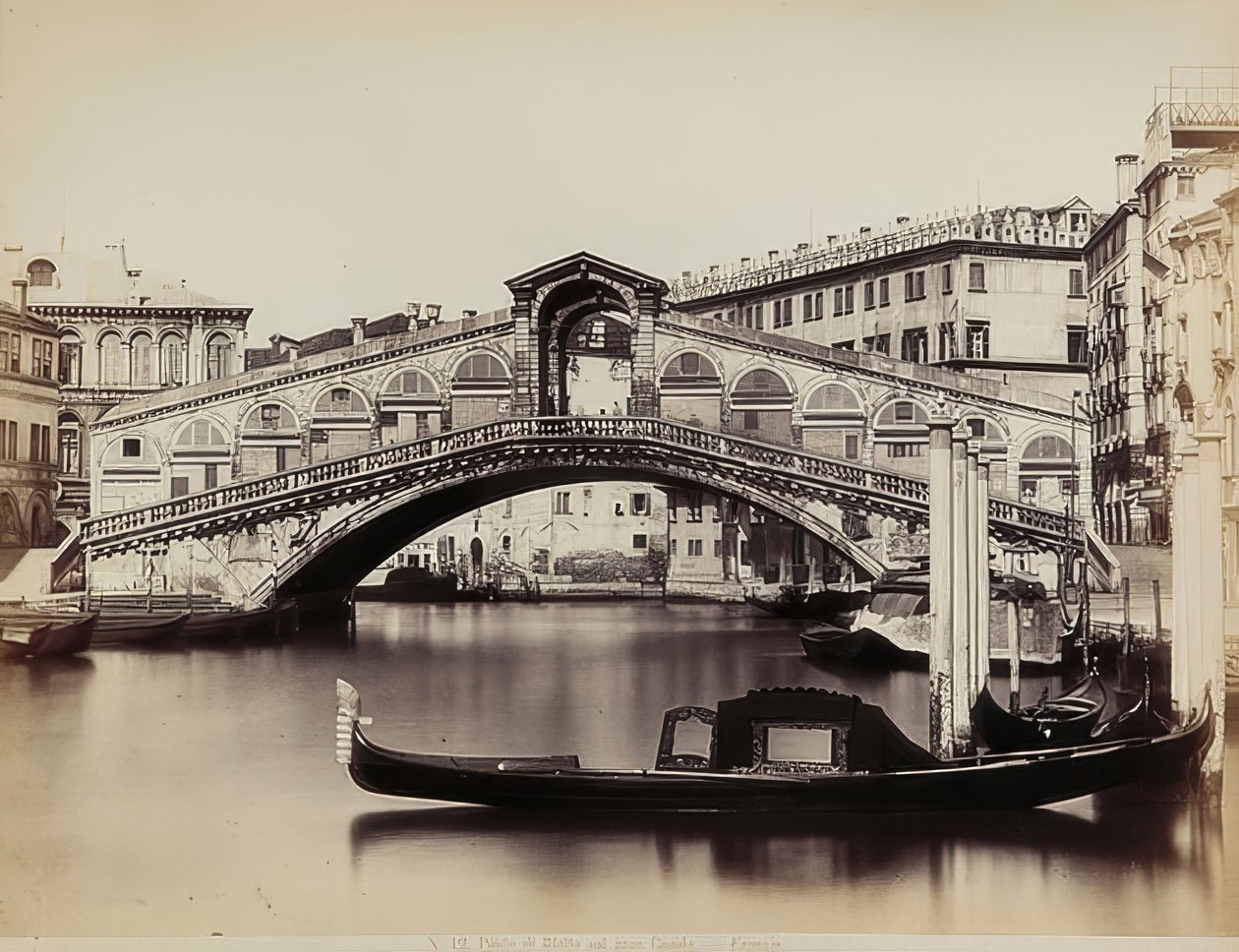 Widok na kanał Grand Canal z Ponte di Rialto w Wenecji. ok. 1865-1875 autorstwa Carlo Naya