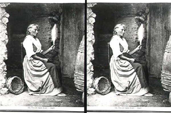 Stara kobieta Spinning, Capri, ok. 1865 (zdjęcie czarno-białe) autorstwa Carlo Naya