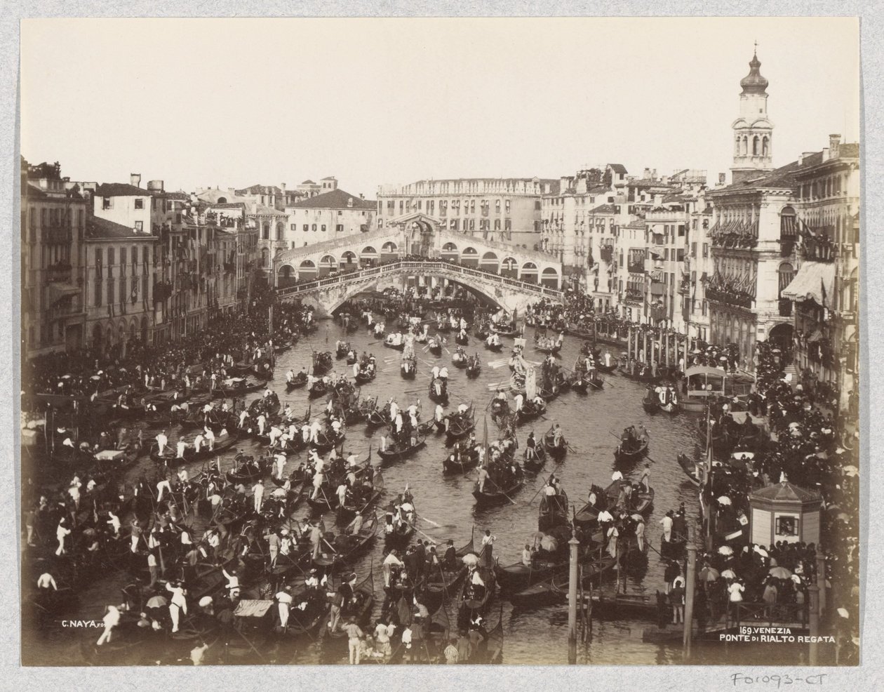 Regaty gondoli na Canal Grande w Wenecji, na wysokości mostu Rialto autorstwa Carlo Naya