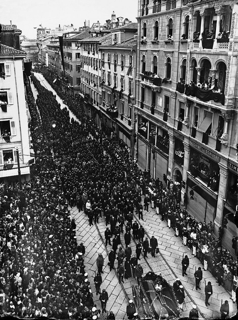 Pogrzeb arcyksięcia Austrii Franciszka Ferdynanda, 2 lipca 1914 (fot. czarno-białe) autorstwa Carlo Wulz