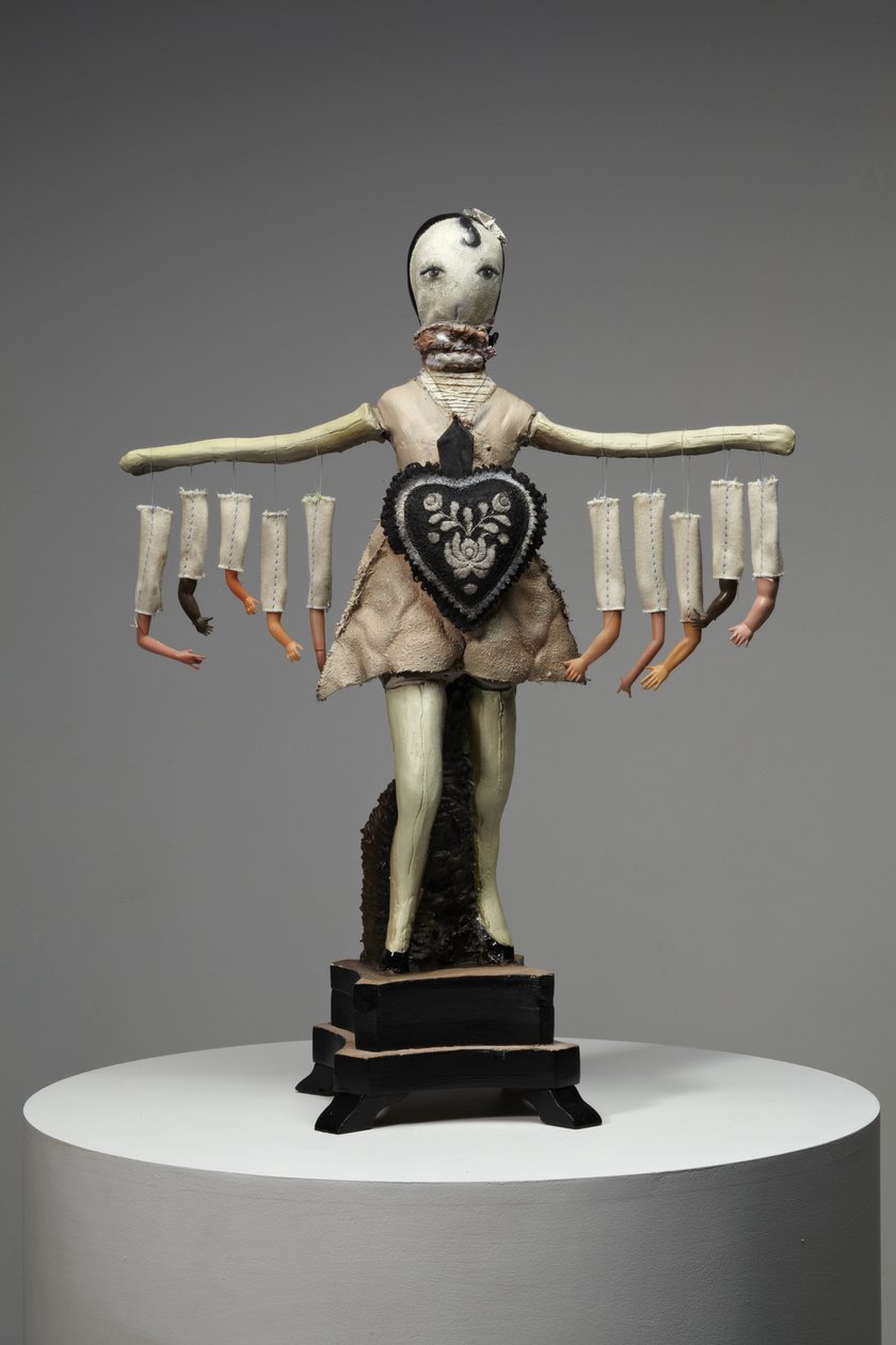 Black Heart, 2013 (drewno, glina, tkanina, farba, części lalki) autorstwa Cathie Pilkington