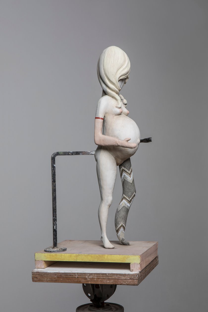 Degas Doll 1, 2017 (malowana żywica, stal, drewno) autorstwa Cathie Pilkington