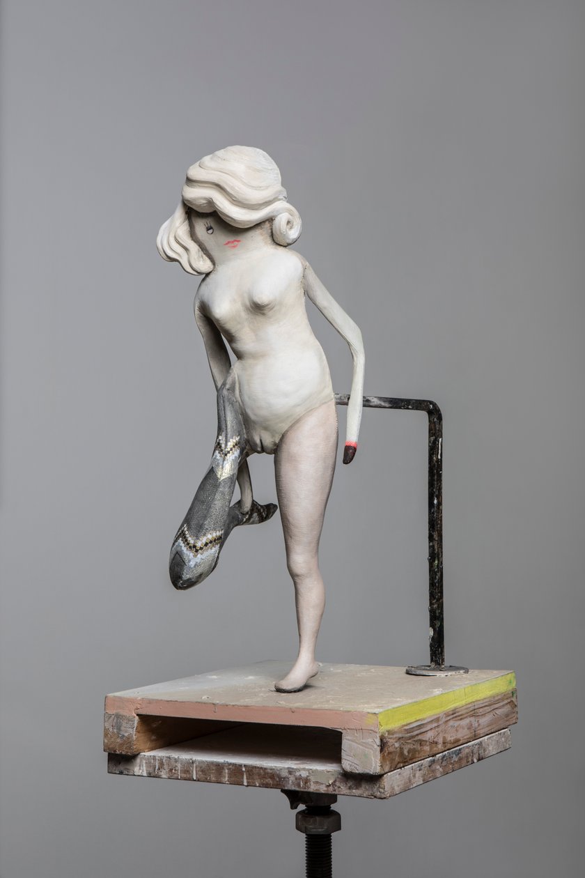 Degas Doll 2, 2017 (malowana żywica, stal, drewno) autorstwa Cathie Pilkington