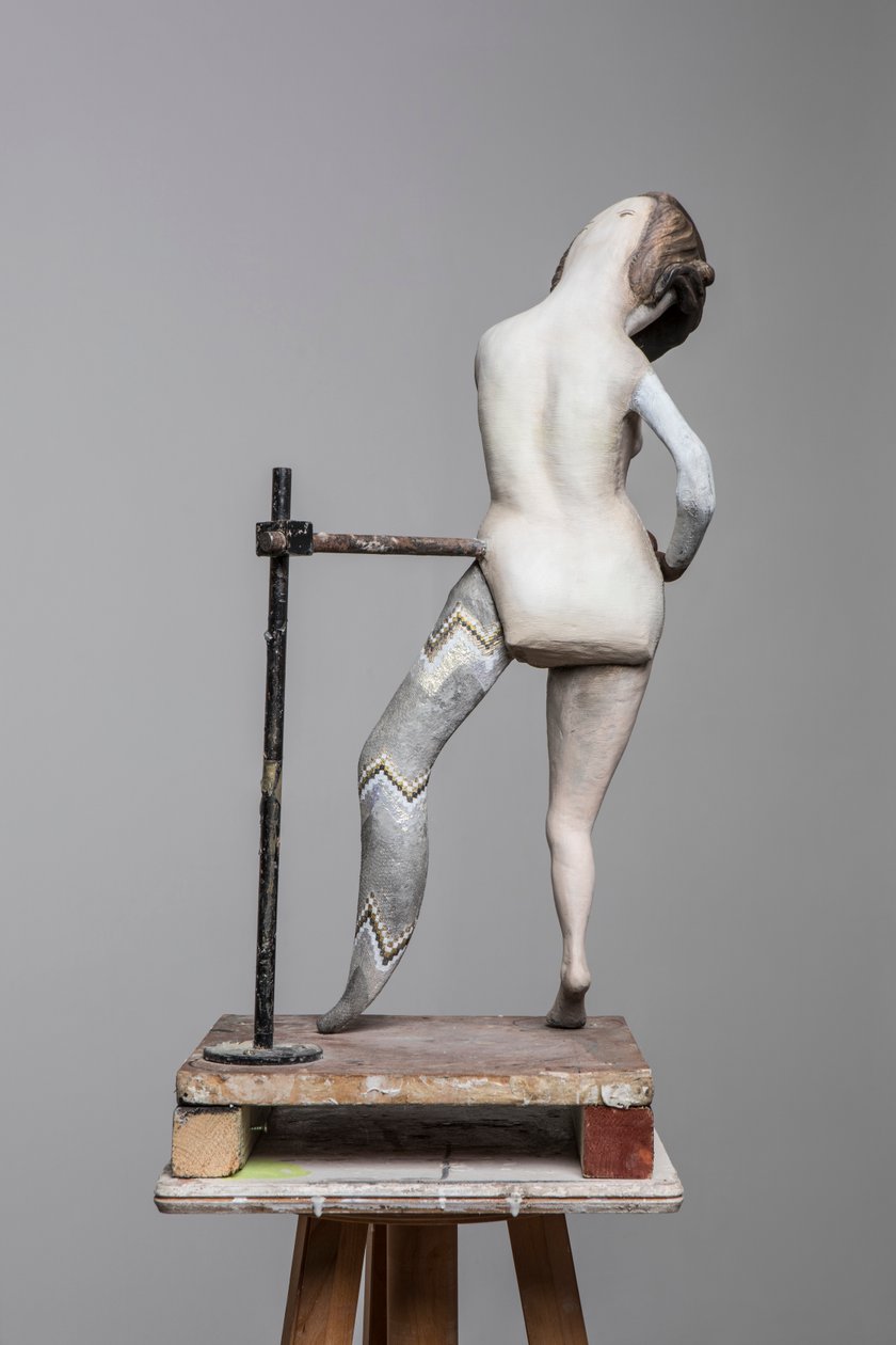 Degas Doll 3, 2017 (malowana żywica, stal, drewno) autorstwa Cathie Pilkington