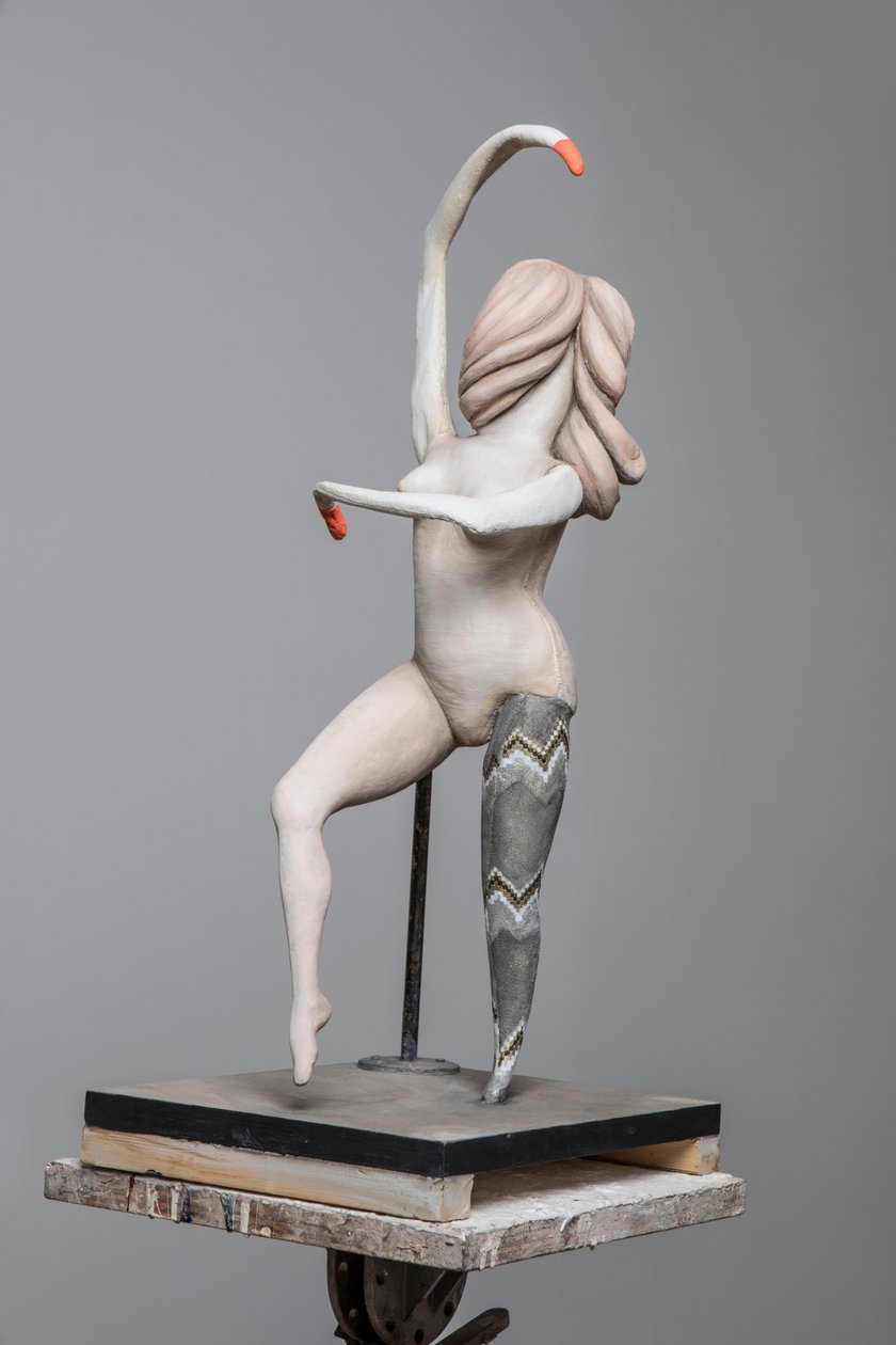 Degas Doll 4, 2017 (malowana żywica, stal, drewno) autorstwa Cathie Pilkington