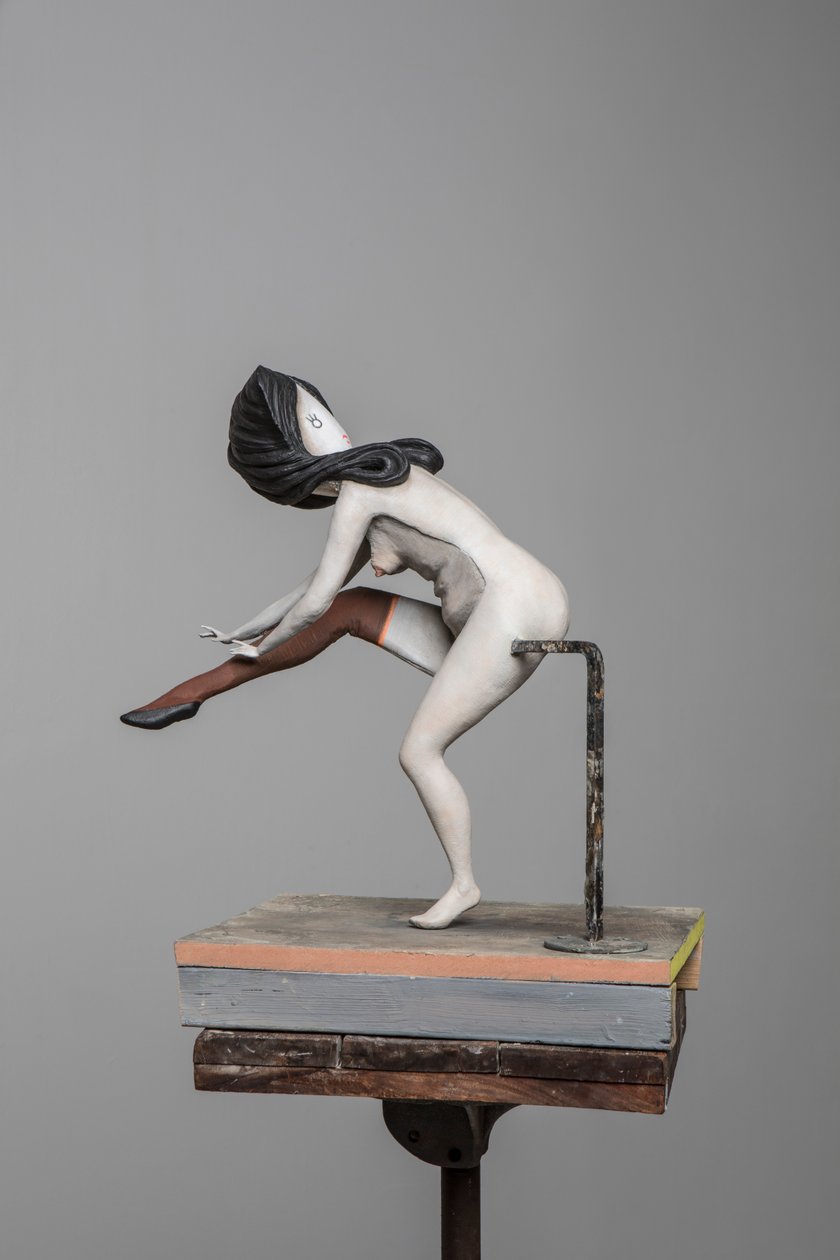 Degas Doll 5, 2017 (malowana żywica, stal, drewno) autorstwa Cathie Pilkington