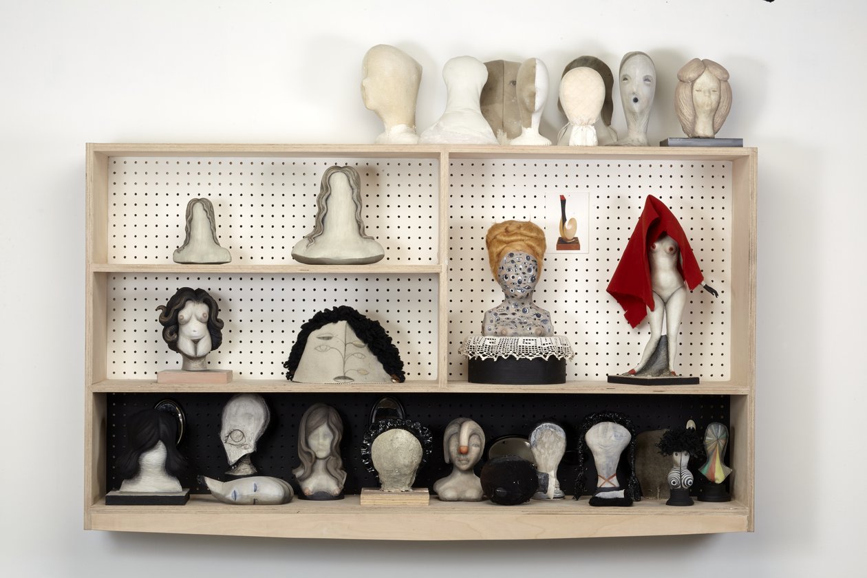 Head Case, 2016 (gips, drewno, skóra, koc, flamaster, farba olejna, tkanina, lustra, tablica, MDF) autorstwa Cathie Pilkington