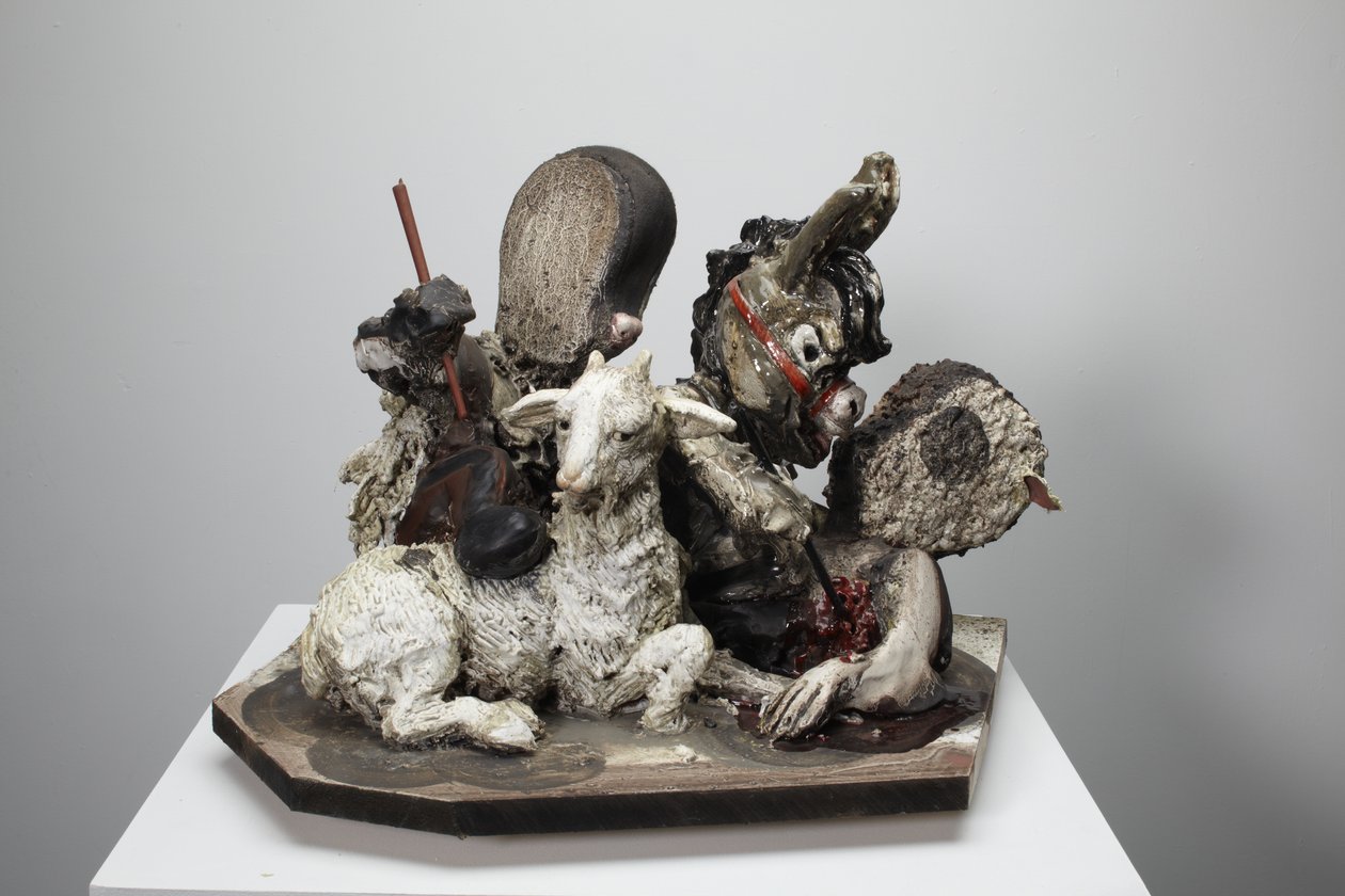 Pomoc jest w drodze, 2010 (drewno, gips, glina, tkanina, farba) autorstwa Cathie Pilkington