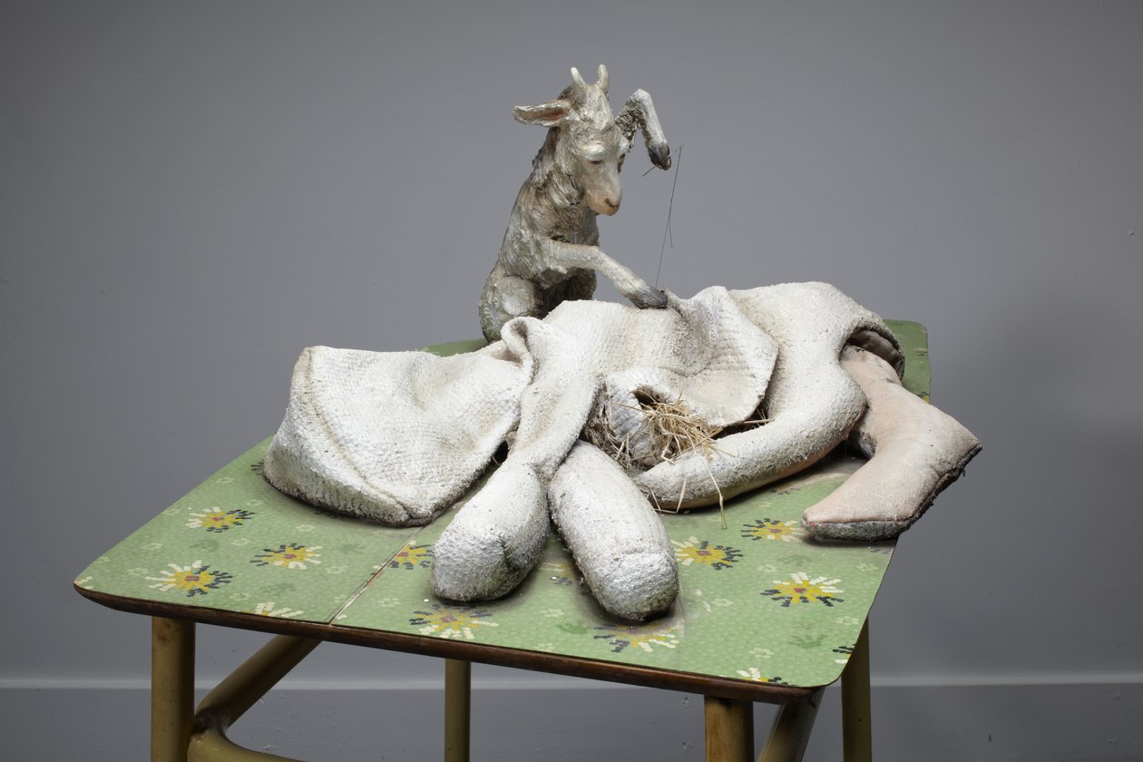 Matka, 2010 (drewno, koc, słoma, glina, lino, stal, farba) autorstwa Cathie Pilkington