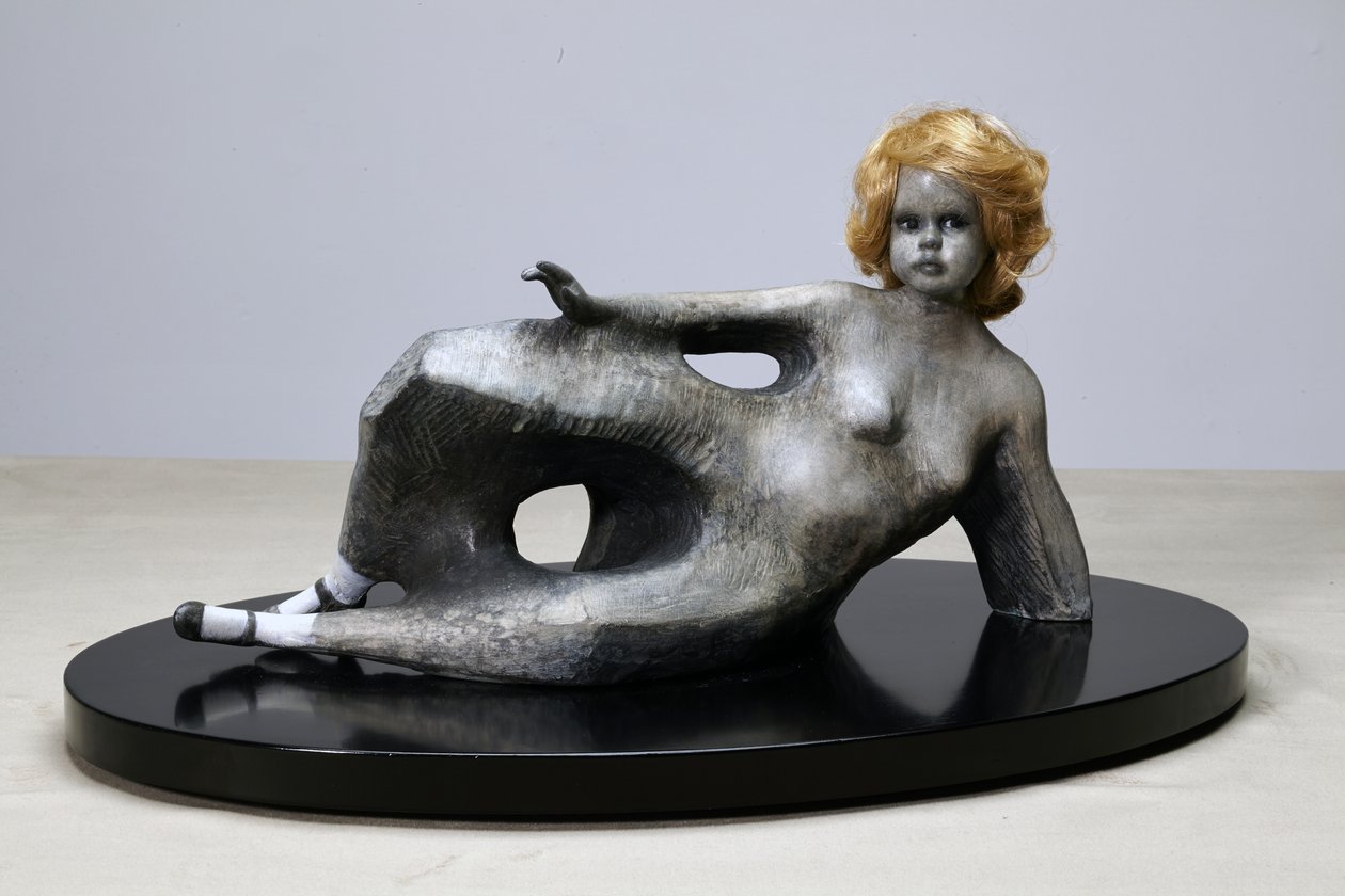 Pejzaż północny, 2014 (brąz patynowany, peruka syntetyczna) autorstwa Cathie Pilkington