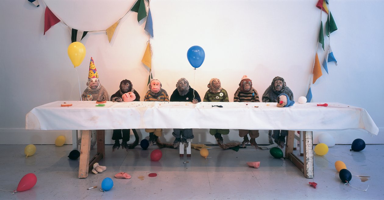 Singerie, 2004 (jesmonit, futro, wełna, drewno, akcesoria imprezowe) autorstwa Cathie Pilkington