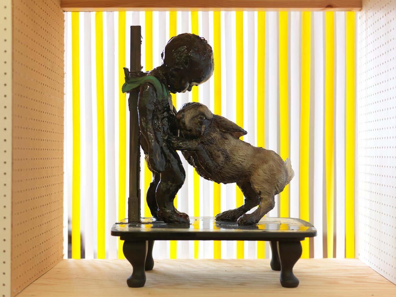 The Wonderful Story of the Tar Baby, 2010 (drewno, glina, tkanina, farba) autorstwa Cathie Pilkington