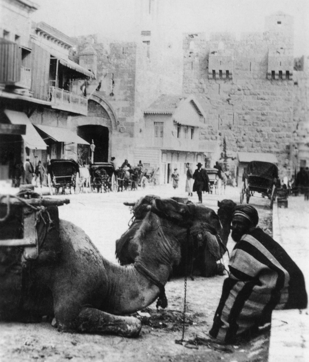 W pobliżu Bramy Jafy, Jerozolima, c1927-c1931 autorstwa Cavanders Ltd