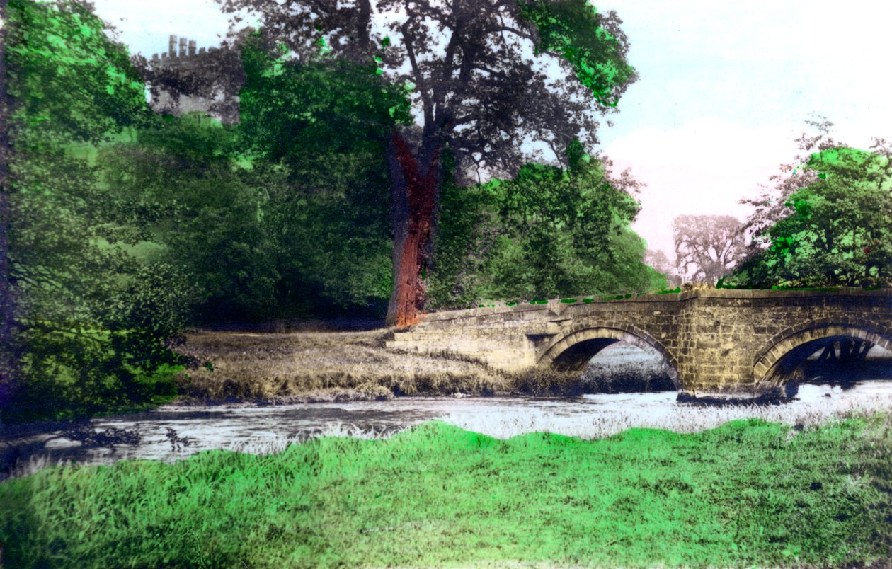 Most w okazałym domu Haddon Hall, Derbyshire, 1926. autorstwa Cavenders Ltd