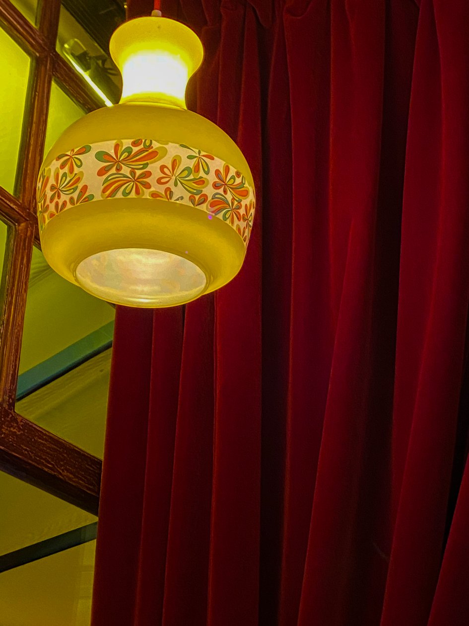 Kompozycja - Lampa i zasłony, 2022 (zdjęcie ilustracyjne) autorstwa Cécile Jamet