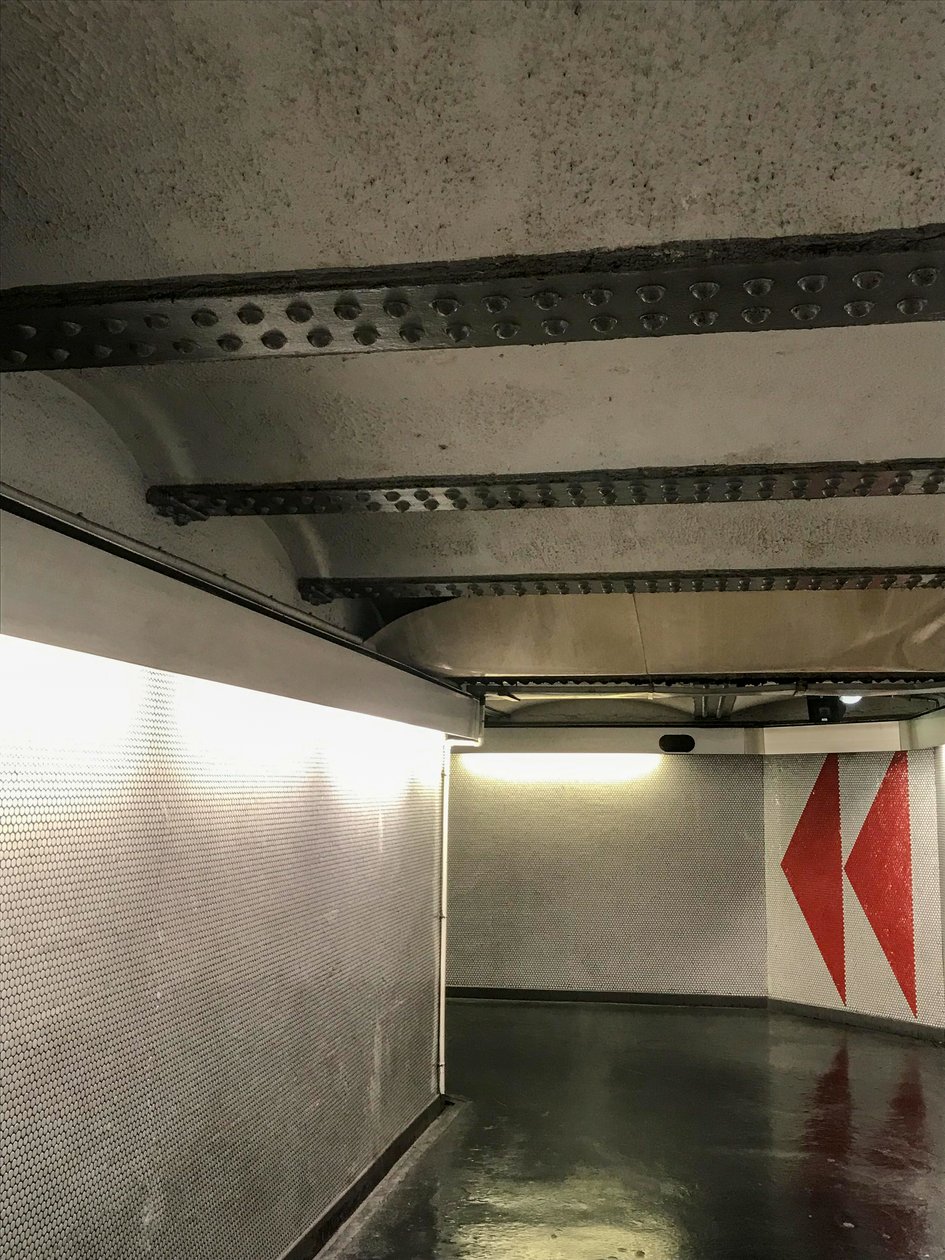 Skład - Metro, 2019 (zdjęcie) autorstwa Cécile Jamet