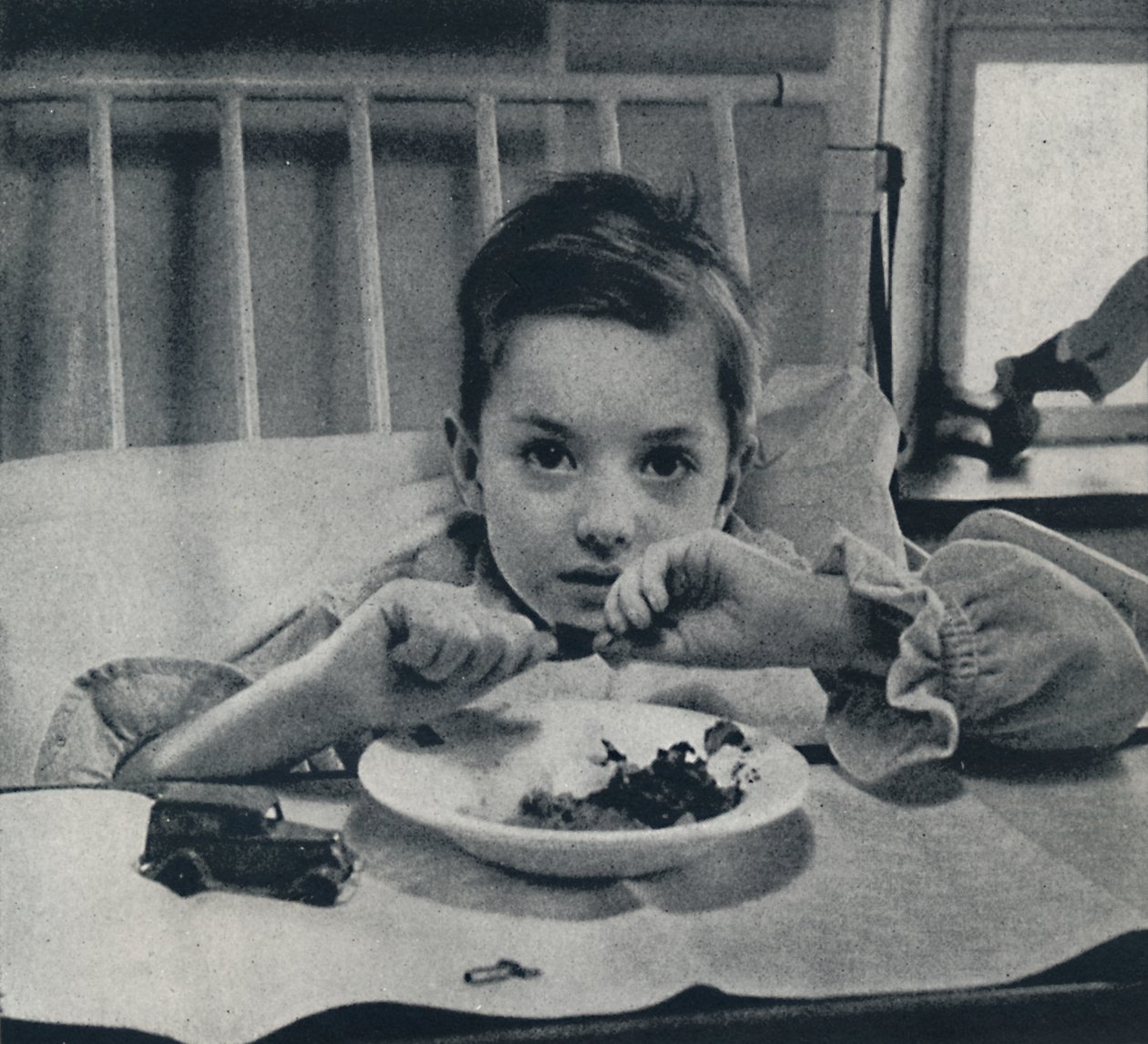 Małe dziecko, które lekko oddycha i czuje życie w każdej kończynie, co powinno wiedzieć autorstwa Cecil Beaton