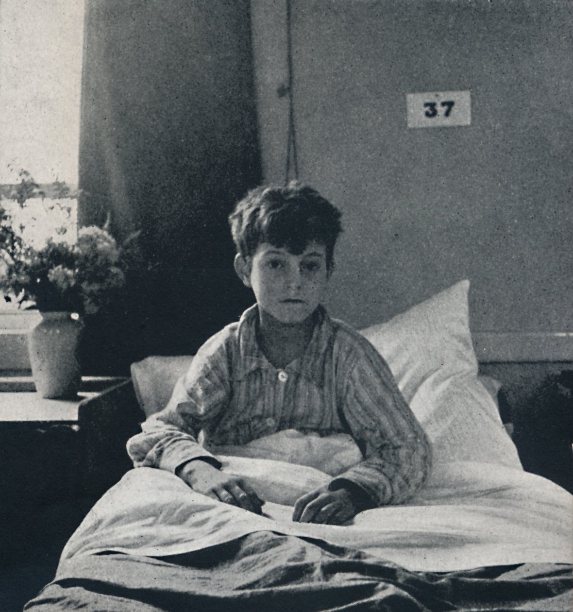 Małe dziecko, które lekko oddycha i czuje życie w każdej kończynie, co powinno wiedzieć autorstwa Cecil Beaton