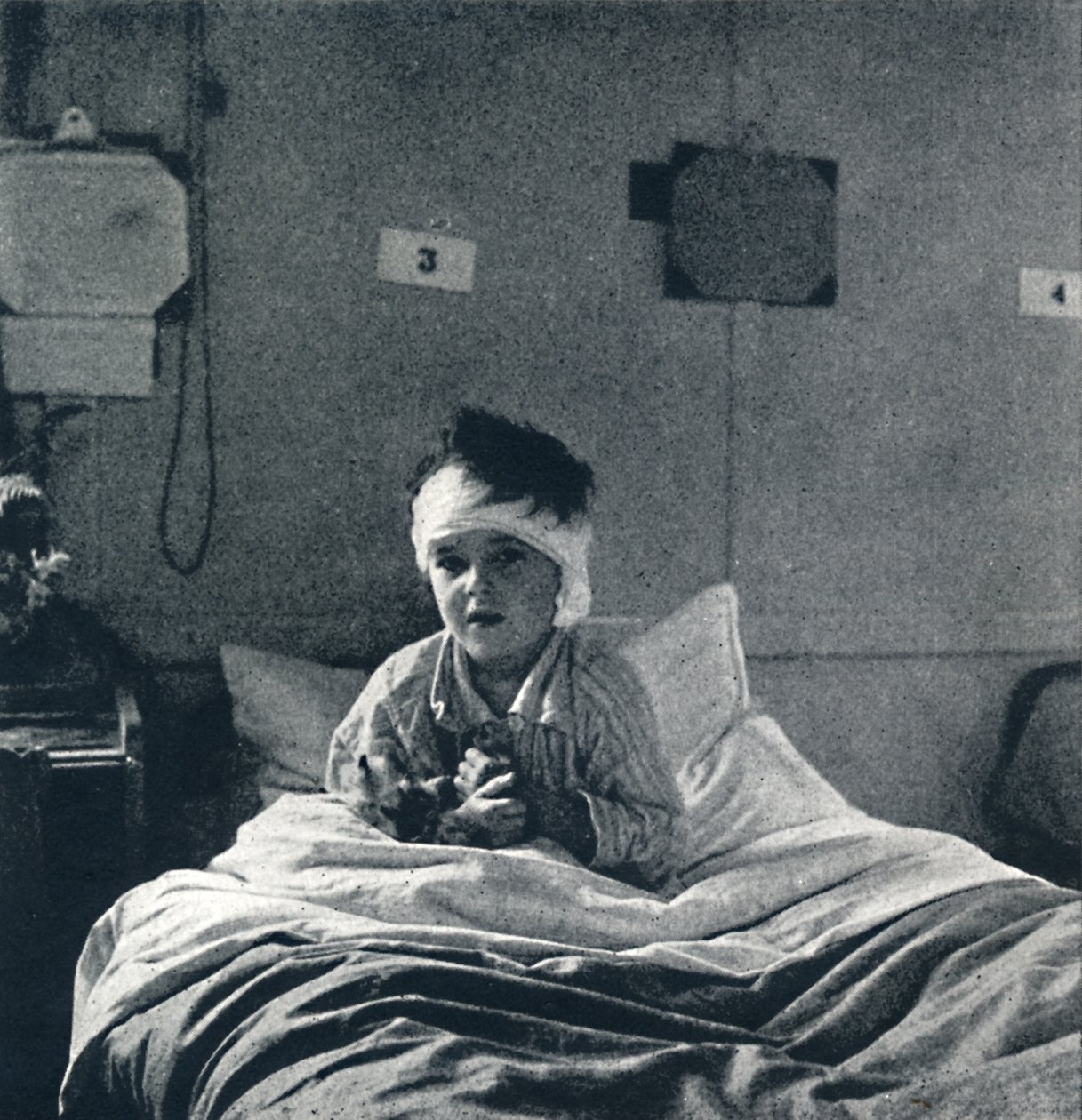 Małe dziecko, które lekko oddycha i czuje życie w każdej kończynie, co powinno wiedzieć autorstwa Cecil Beaton