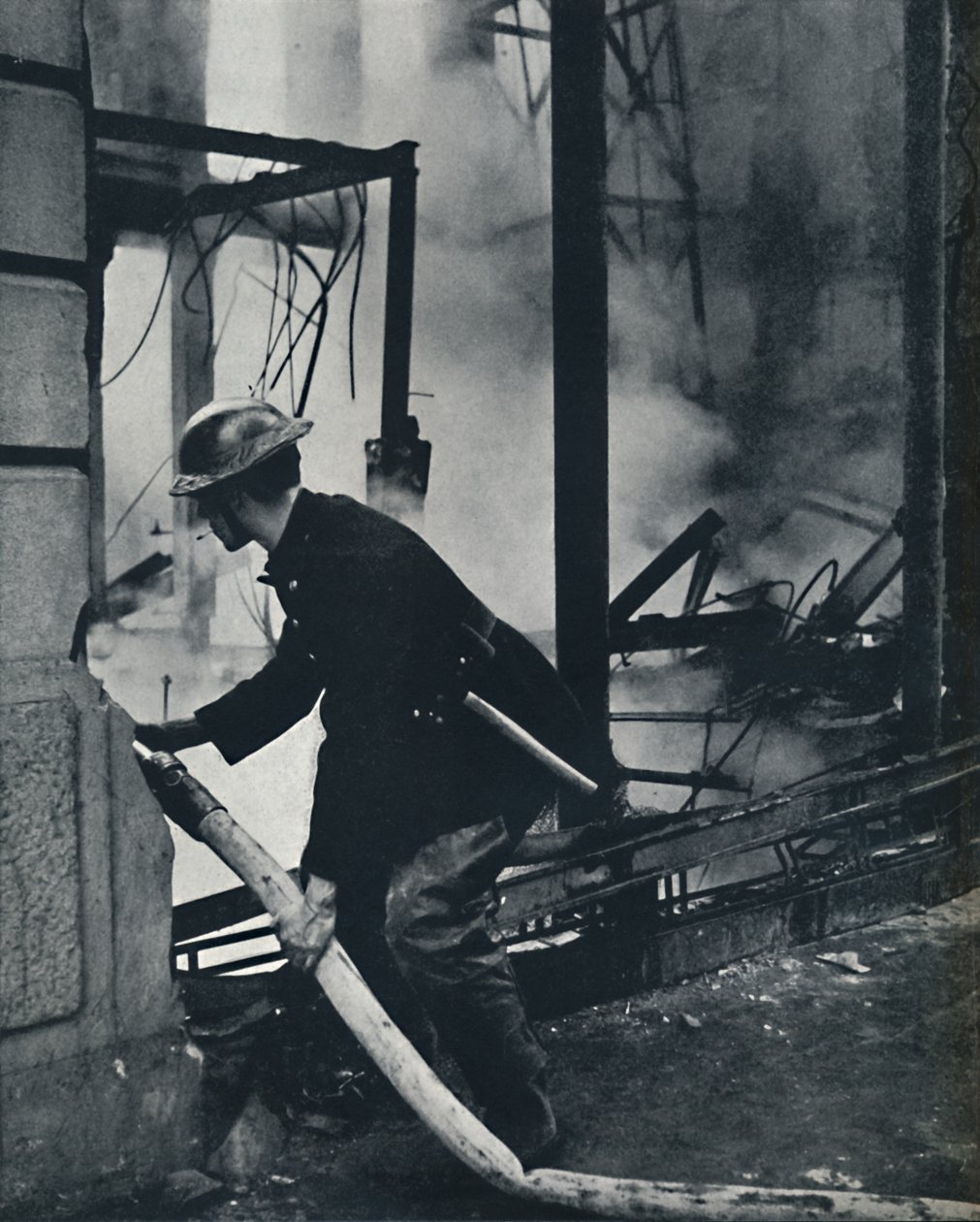 Strażak, 1941 autorstwa Cecil Beaton