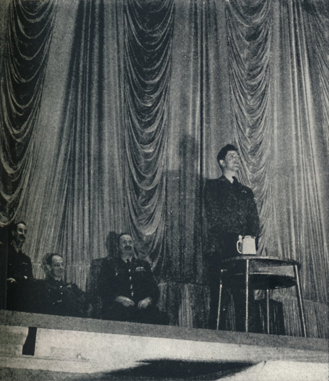 Lot Lt. J. Nicholson, V.c., podkreśla znaczenie dyscypliny do kadetów, 1941 autorstwa Cecil Beaton