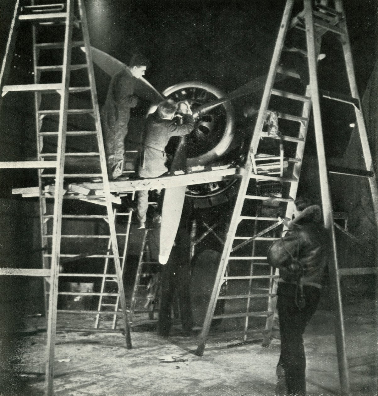 Mechanika lotu, także W.A.A.F. Handel, ok. 1943. autorstwa Cecil Beaton