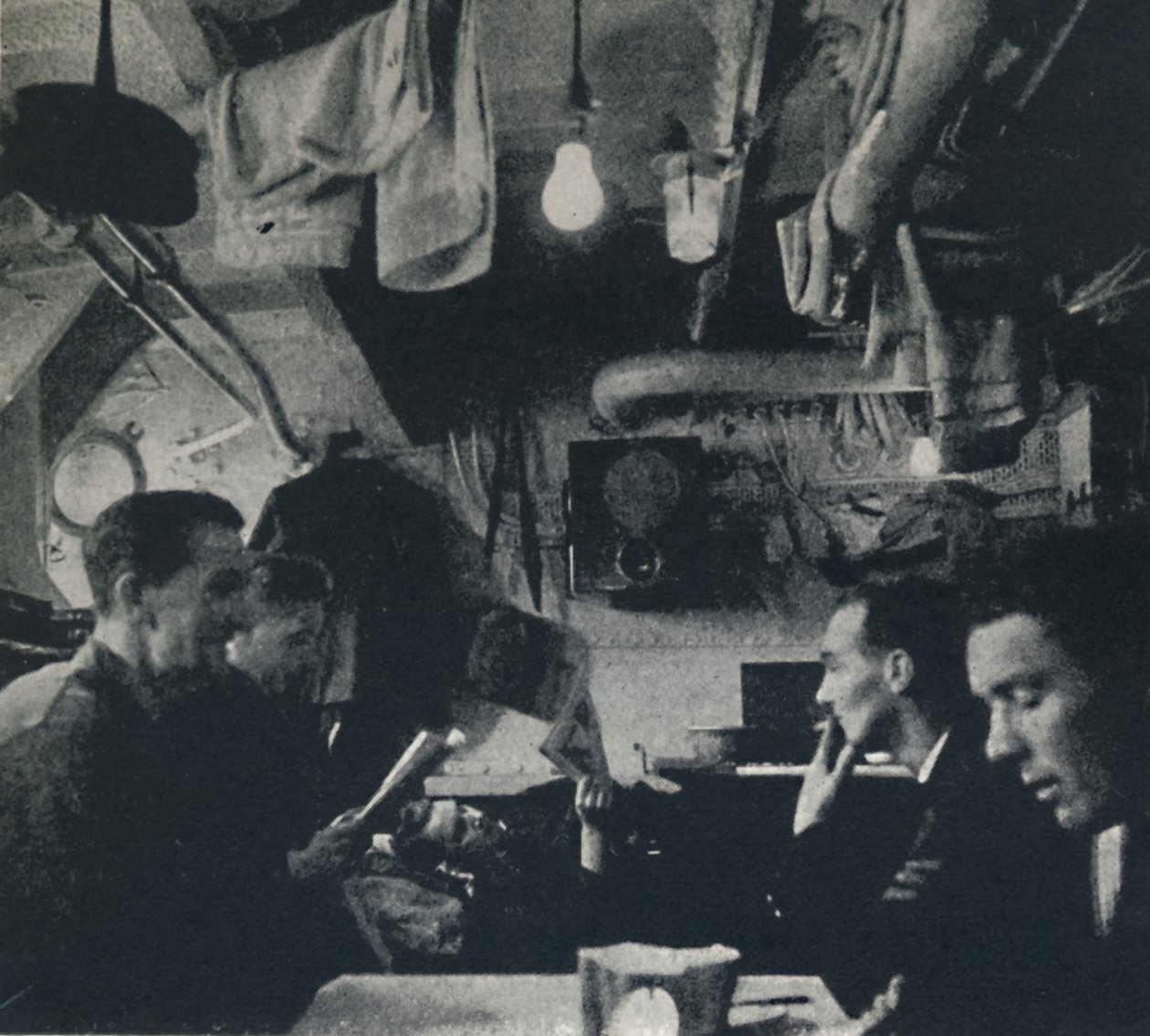 Funkcjonalne wykorzystanie przestrzeni na mesie, 1941 autorstwa Cecil Beaton