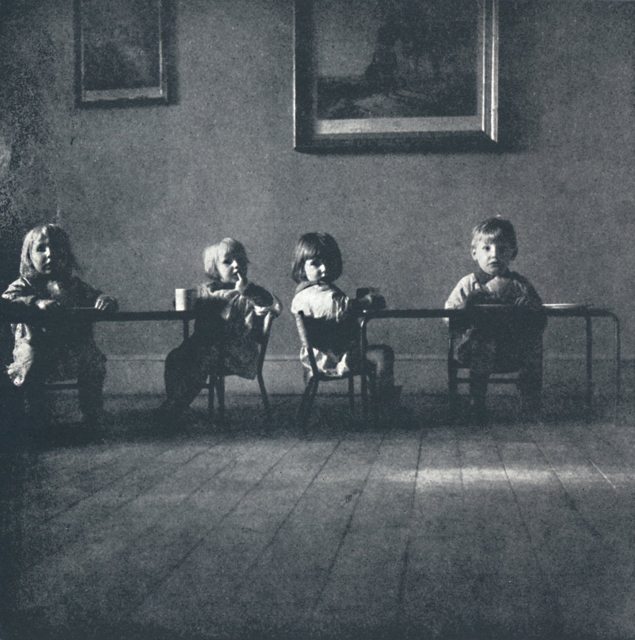 Wnętrze z postaciami siedzącymi, 1941 autorstwa Cecil Beaton