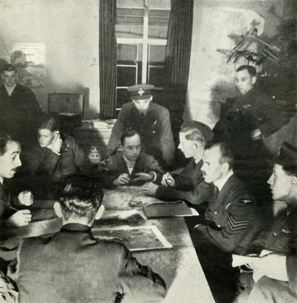 Przesłuchanie załóg lotniczych, W.A.A.F. Pomoc w tej pracy, c1943. autorstwa Cecil Beaton