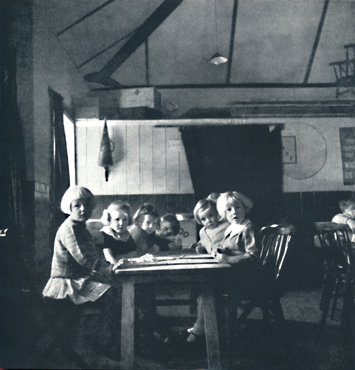 Lekcje dla londyńskich dzieci w wiejskim ratuszu, 1941 autorstwa Cecil Beaton