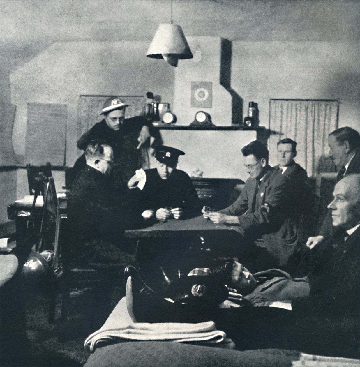 Nocna wachta: Oddział Strażacki odpoczywa, 1941 autorstwa Cecil Beaton