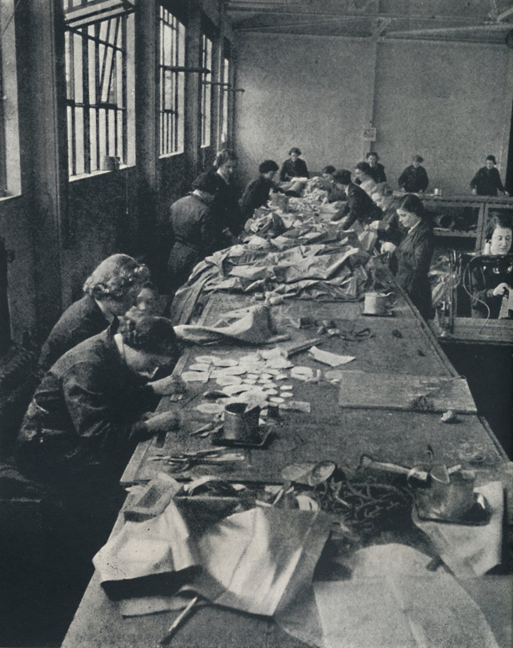 Łatanie balonów, 1941 autorstwa Cecil Beaton