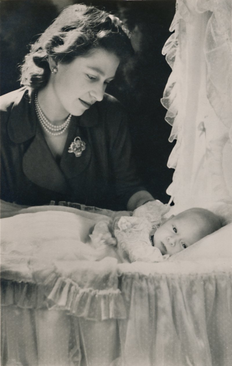 Księżniczka Elżbieta ze swoim synkiem, księciem Karolem, 1948. autorstwa Cecil Beaton