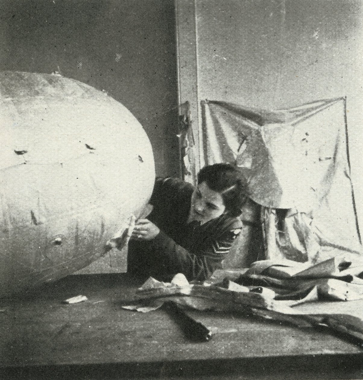 Naprawa balonów zaporowych, c1943. autorstwa Cecil Beaton