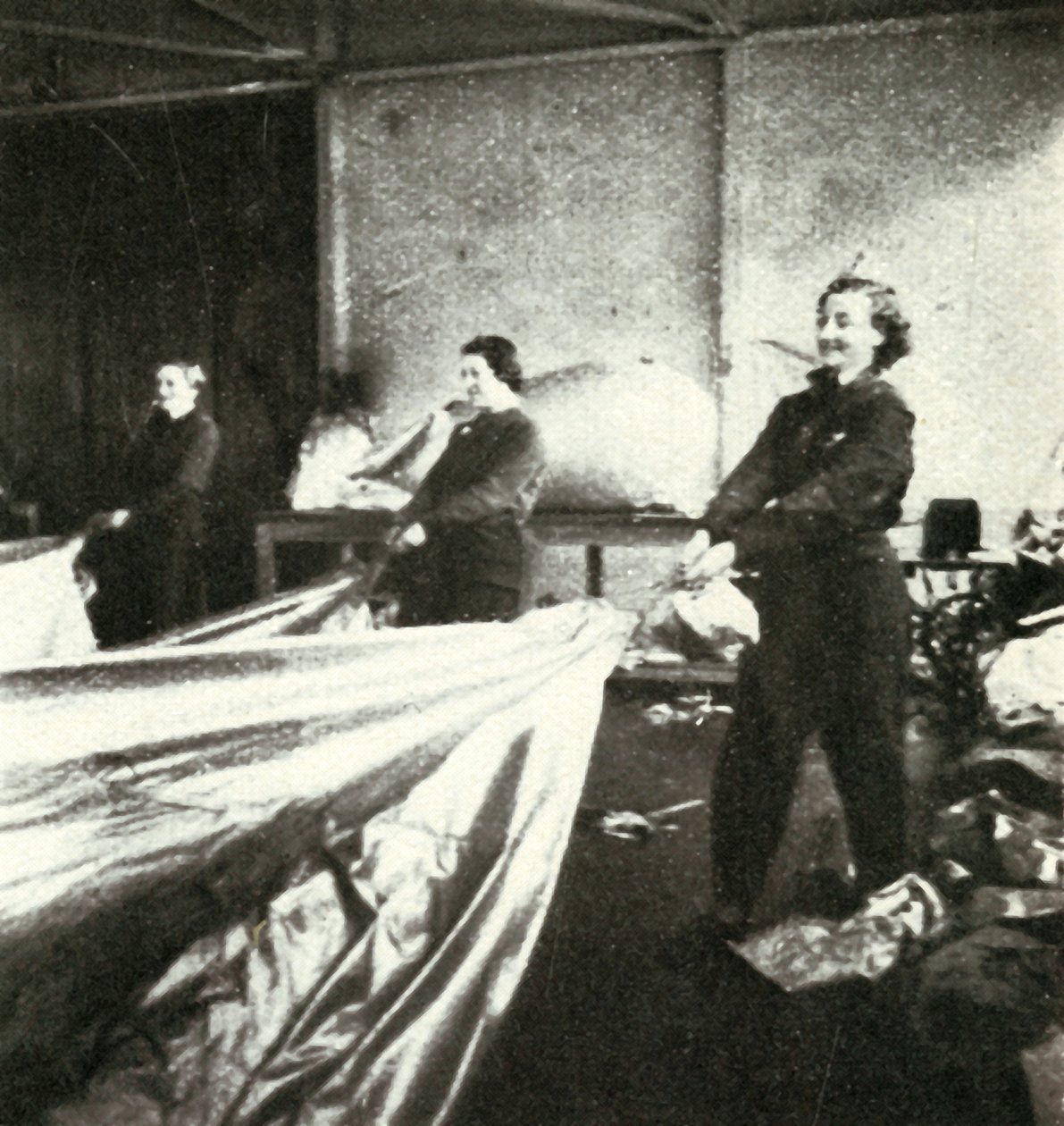 Naprawa balonów zaporowych, c1943. autorstwa Cecil Beaton