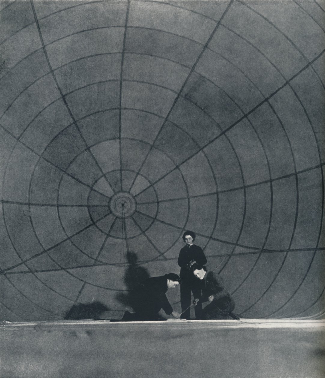 Sieć WAAFS pracująca nad balonem, 1941 autorstwa Cecil Beaton