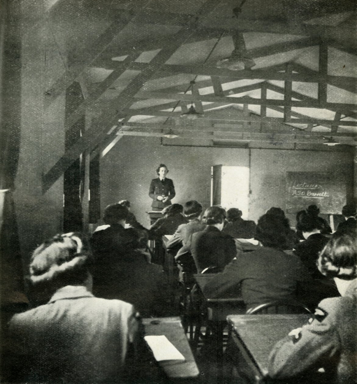 W.A.A.F. Wykłady oficerskie, ok. 1943. autorstwa Cecil Beaton