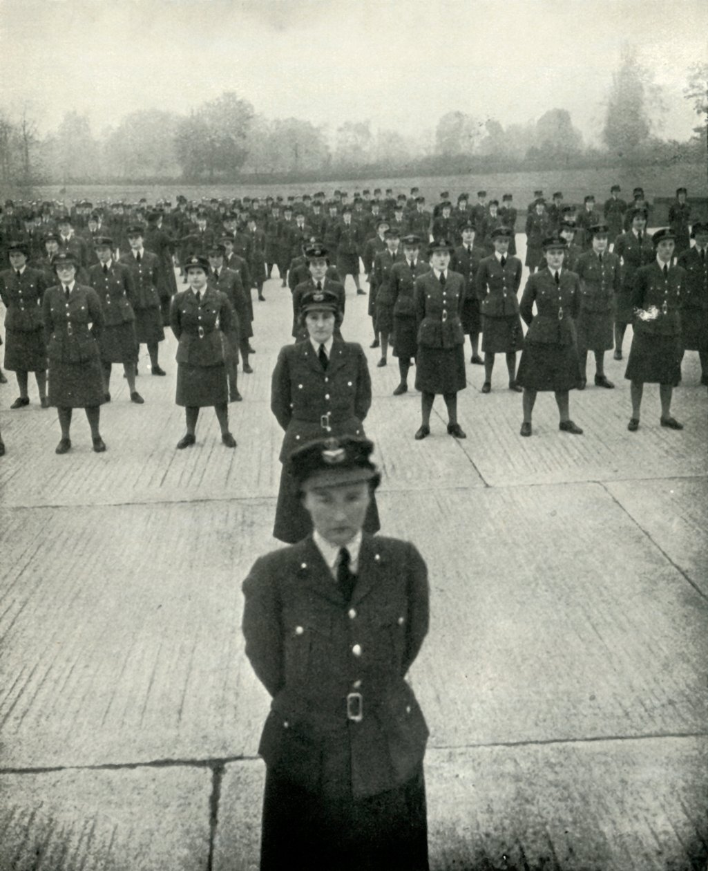 W.A.A.F. Oficerowie w ich szkole nauczania, ok. 1943. autorstwa Cecil Beaton