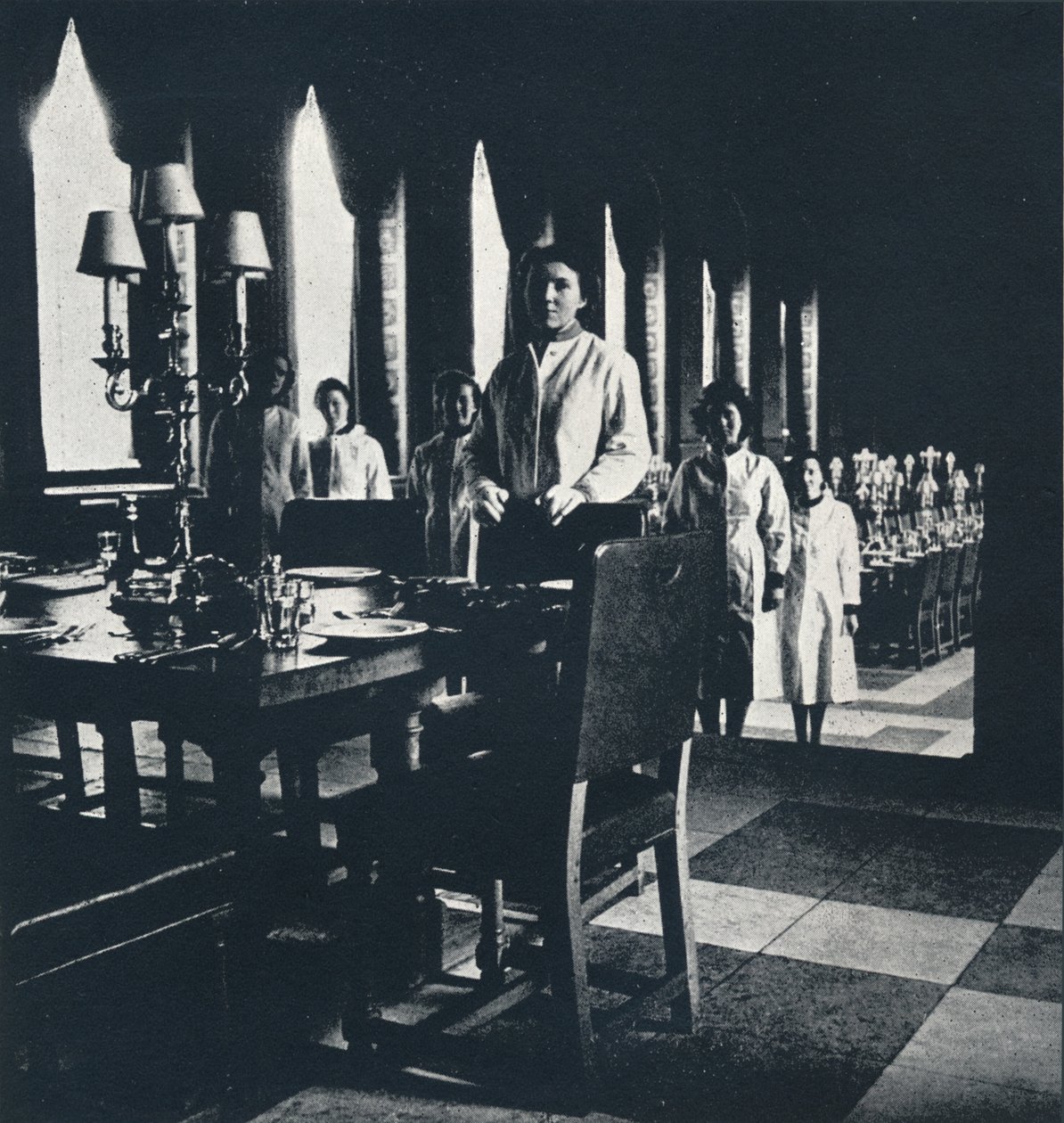 Wren stewardów wina w Sali Bankietowej Wielkiego Strzyżyka, 1941 autorstwa Cecil Beaton
