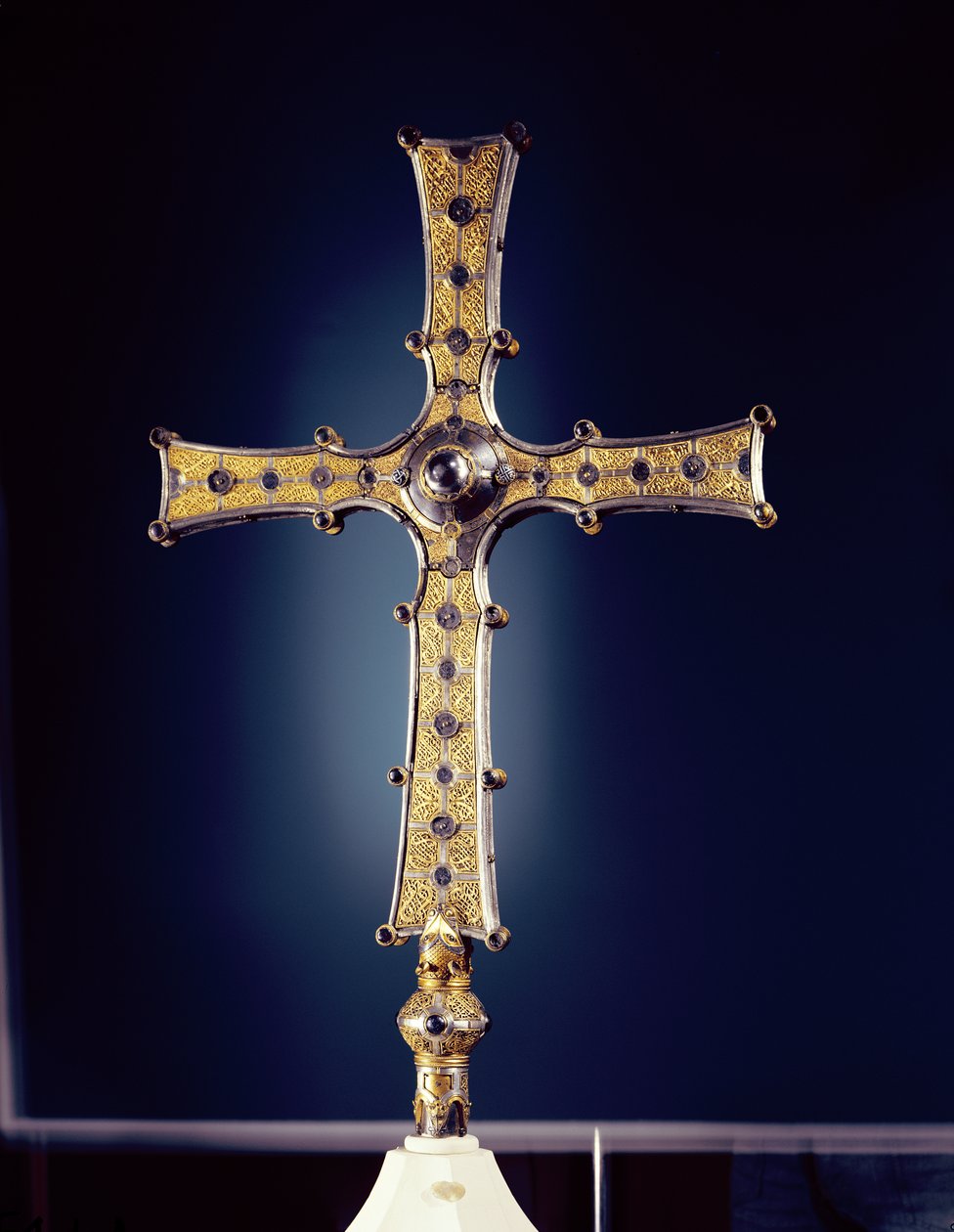 Krzyż Konga, hrabstwo Mayo, Wiek Wikingów (brąz, złoty filigran, niello i szkło) autorstwa Celtic