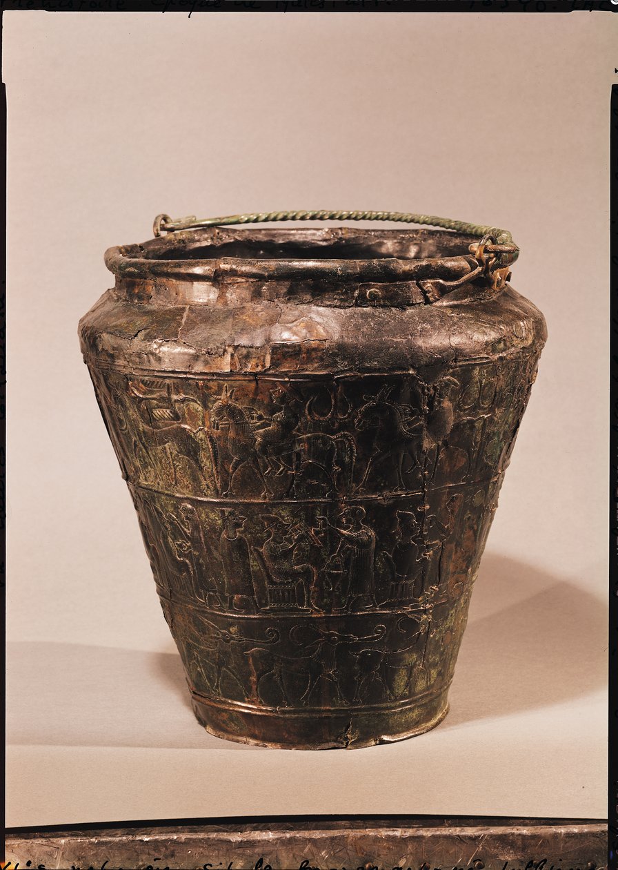 Situla z trzema repusowanymi pasami dekoracyjnymi (brąz) autorstwa Celtic