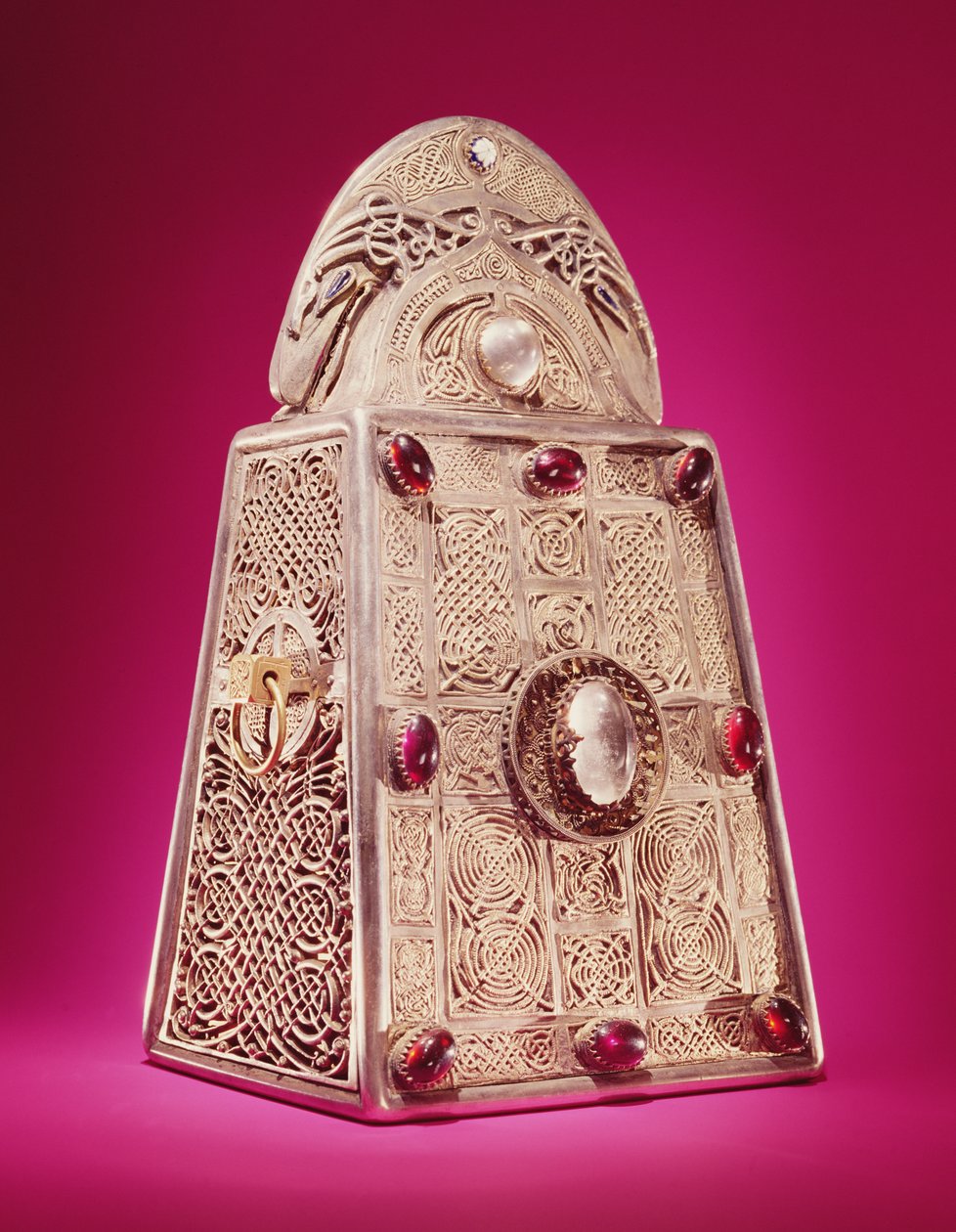 Sanktuarium Dzwonu Św. Patryka z Armagh, Irlandia, ok. 1100 (brąz ze srebrnym i złotym filigranowym kryształem i szkłem) (patrz także 344384) autorstwa Celtic