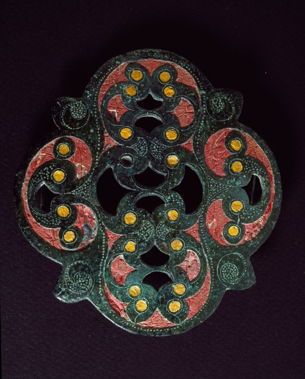 Sztuka celtycka: perforowana płyta z brązu z inkrustacją emalii. I wiek naszej ery. Od Paillarda (Oise). Breteuil, muzeum archeologiczne autorstwa Celtic