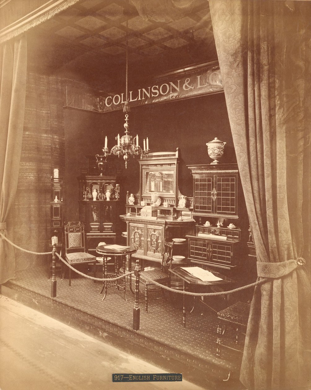 Wystawa mebli Collinson & Lock (odbitka albuminowa) autorstwa Centennial Photographic Co.