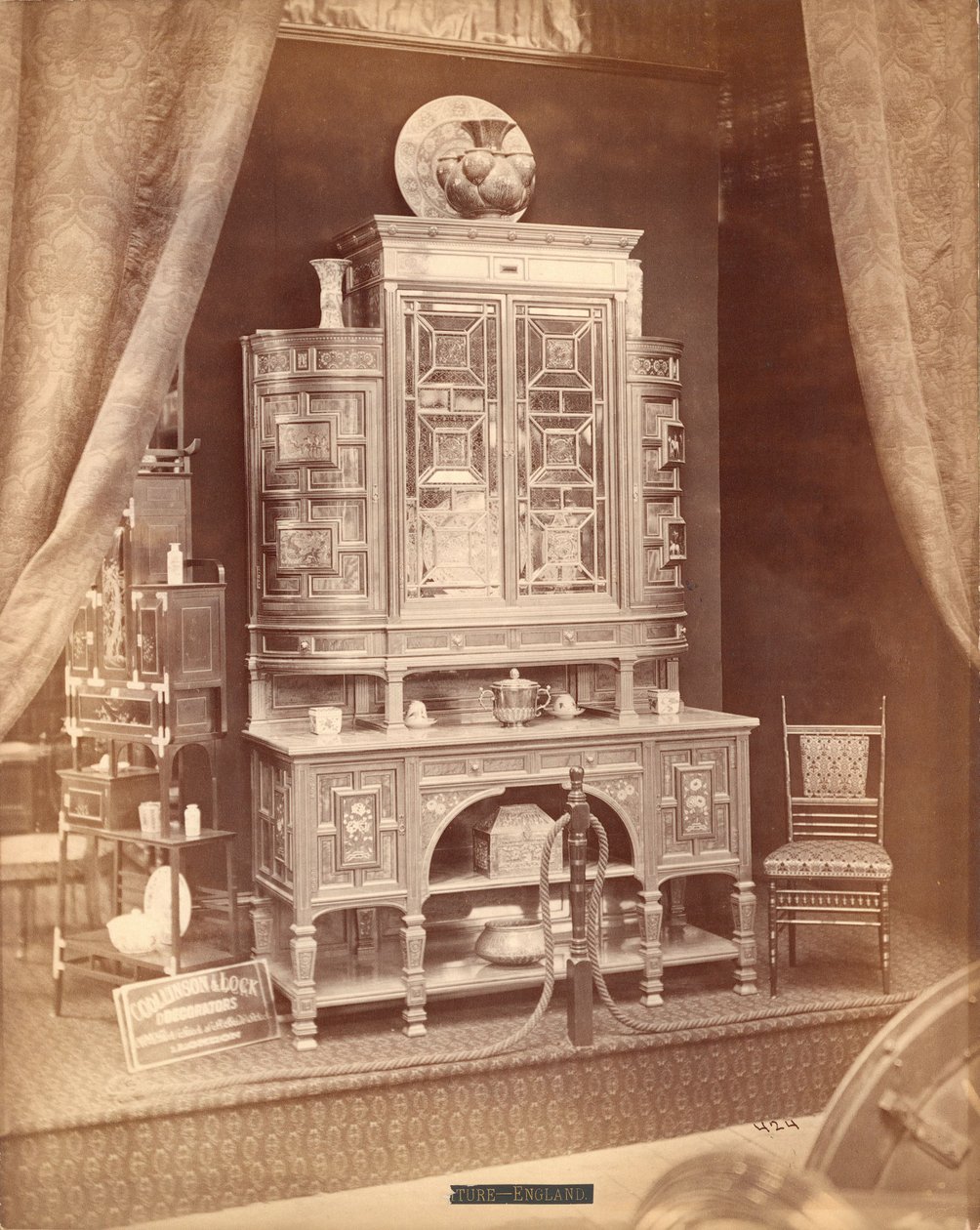 Wystawa mebli Collinson & Lock (odbitka albuminowa) autorstwa Centennial Photographic Co.